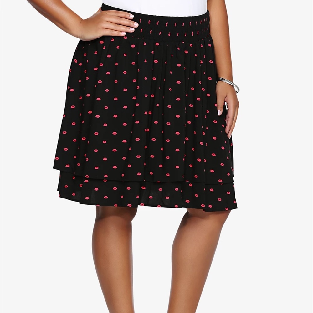 Red lip mini skirt